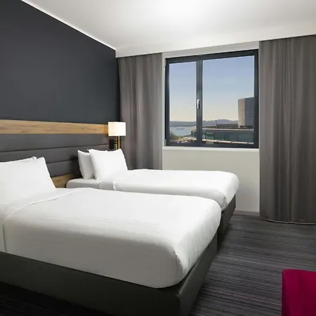 Moxy Southampton Hotel Exterior photo
