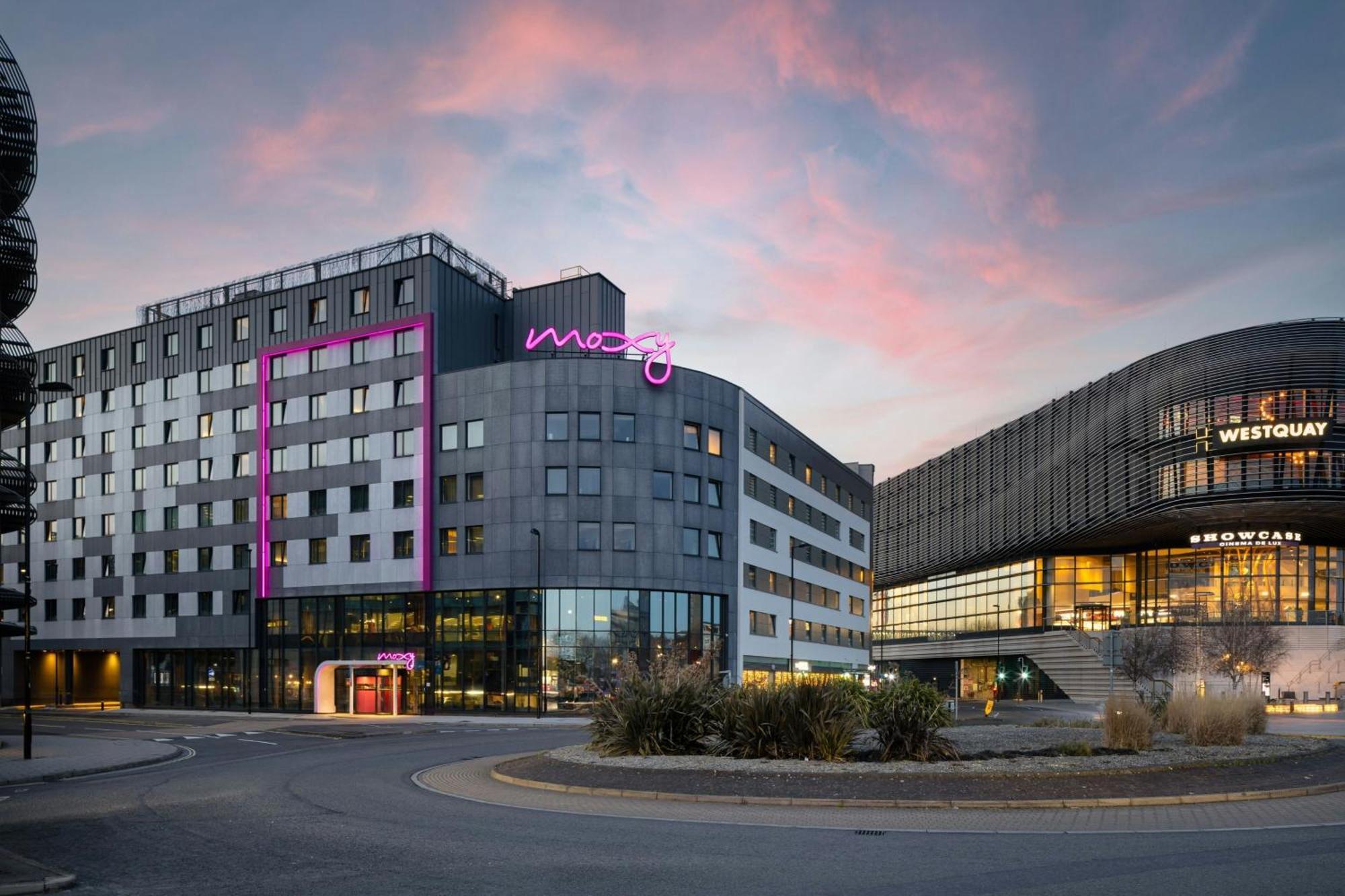 Отель Moxy 4*